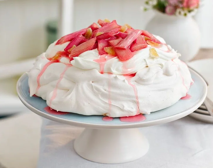 rhubarb-pavlova rhubarb-pavlova
